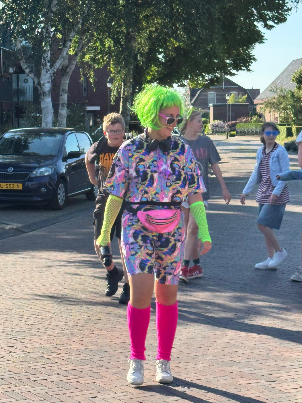 Juf Corine zwaait groep 8 uit met feestelijke laatste schooldag
