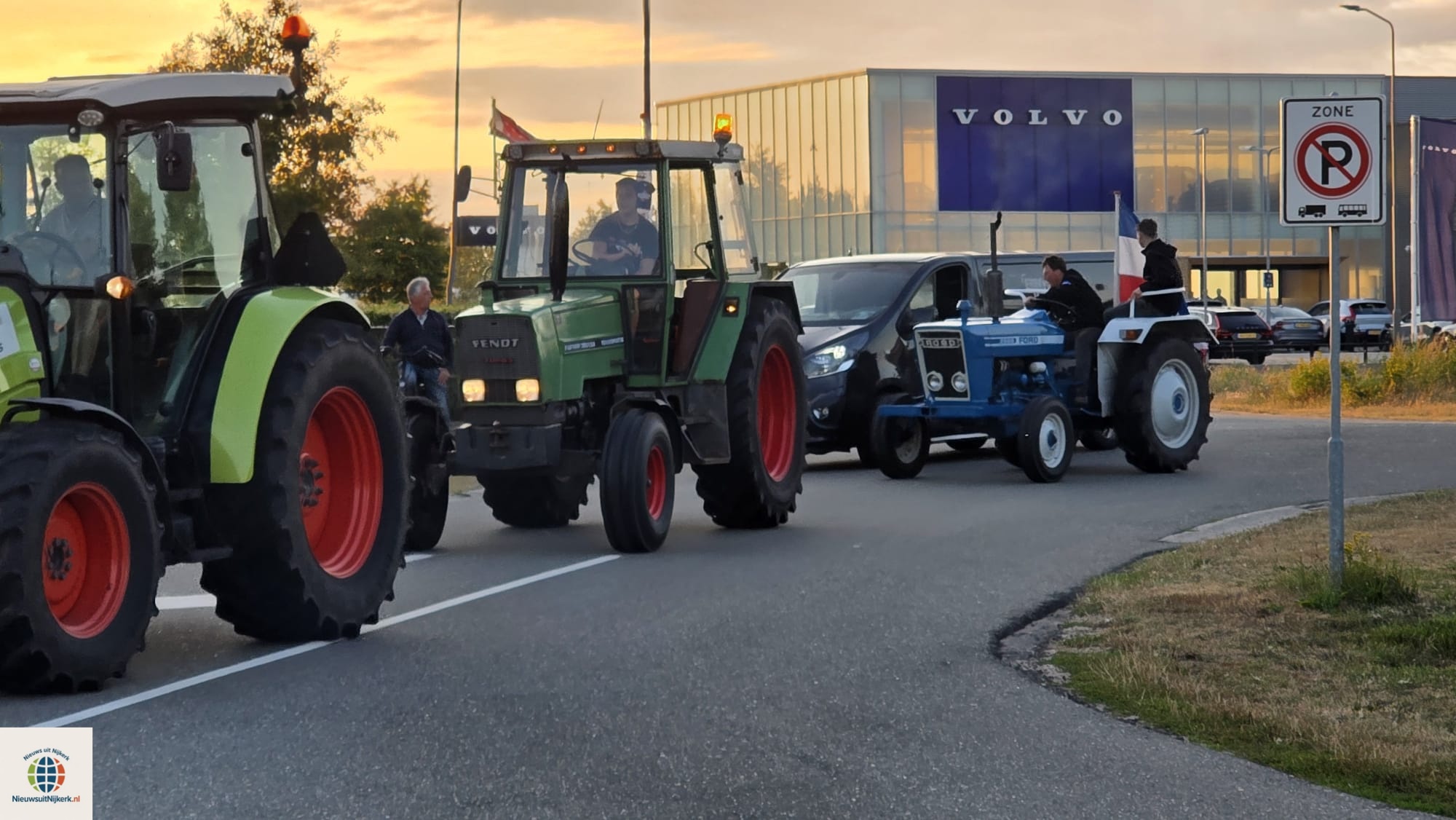 Boerenprotest bereikt ook Nijkerk: tientallen trekkers rijden in colonne richting Putten