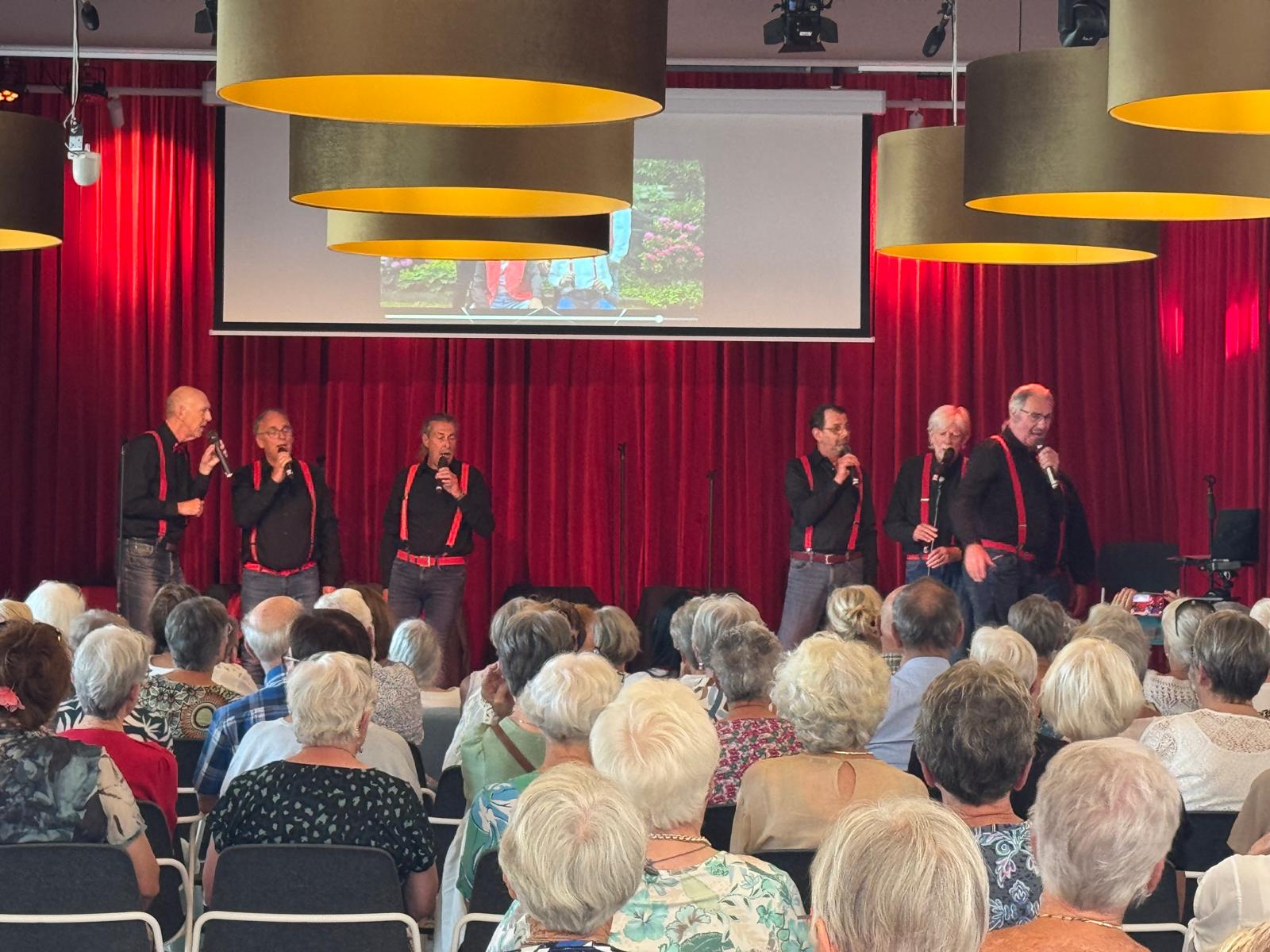 Volle bibliotheek geniet van 7 Tinten Grijs op zonnige zondag