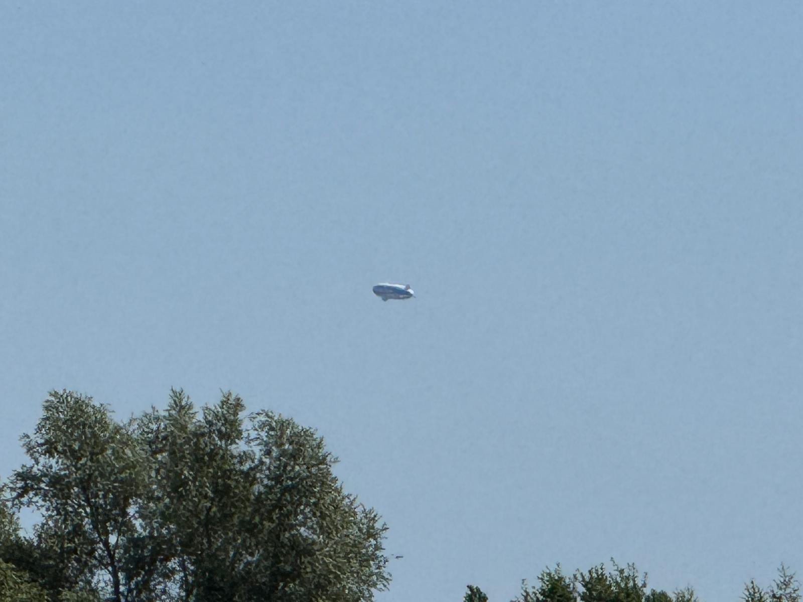 Zeppelin goed te zien bij station Hoevelaken
