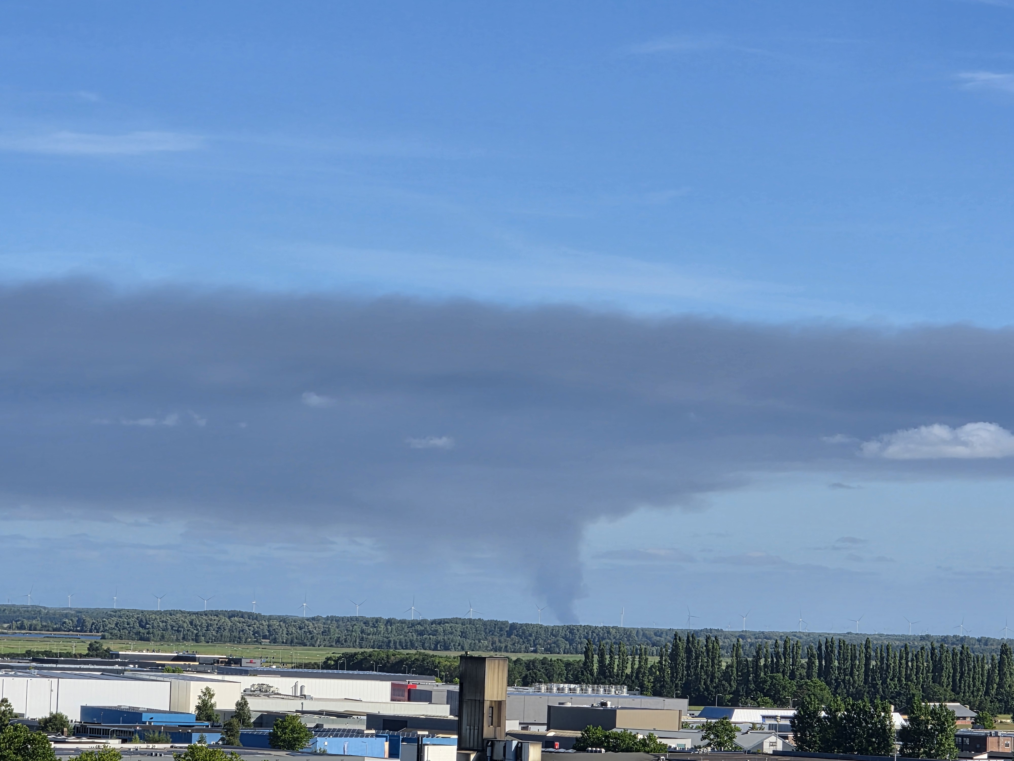 Rook van zeer grote brand in Lelystad te zien vanuit Nijkerk