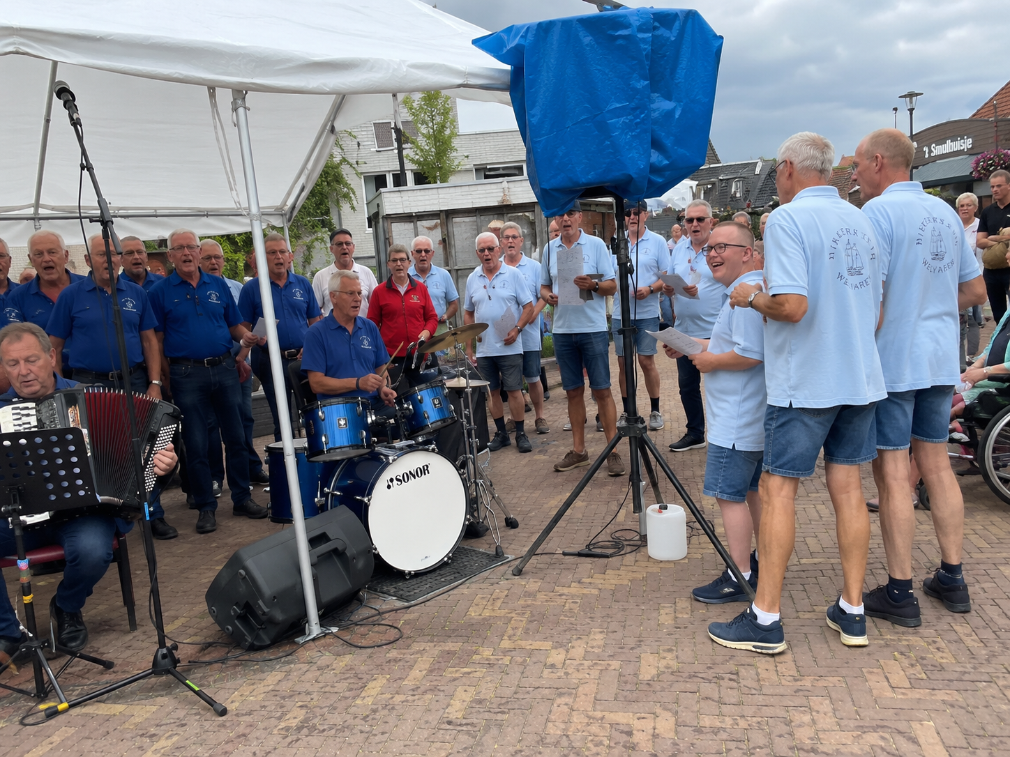 Shantyfestival Putten trekt veel publiek: Nijkerks Welvaren zingt met trouwe fan Rafael