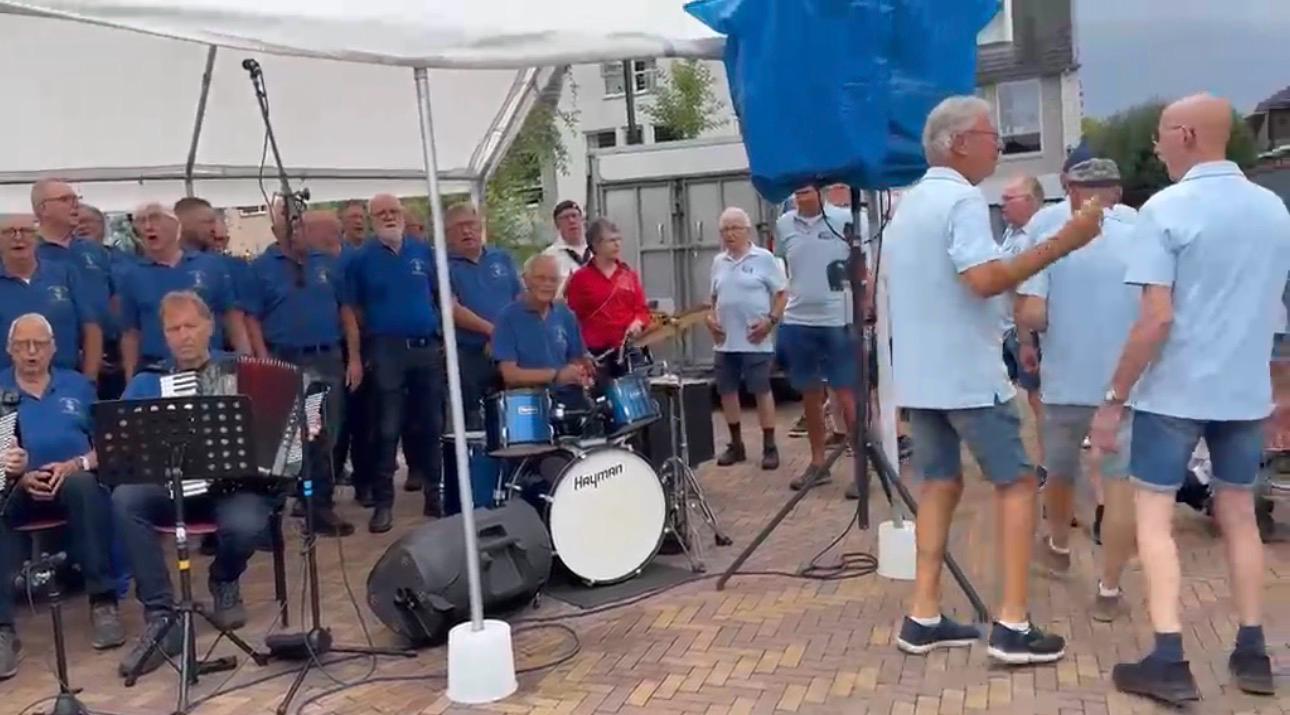 Shantyfestival Putten trekt veel publiek: Nijkerks Welvaren zingt met trouwe fan Rafael