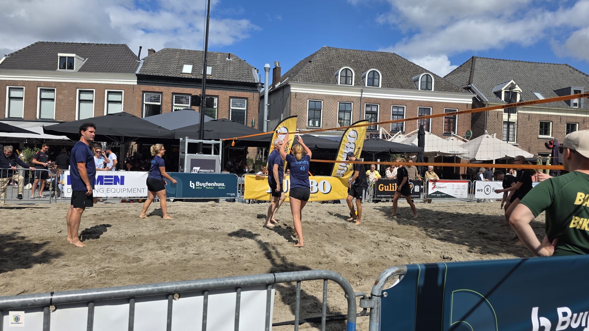 Beachvolleybal begonnen met leuke partij tussen De Nije Veste en Corlaer