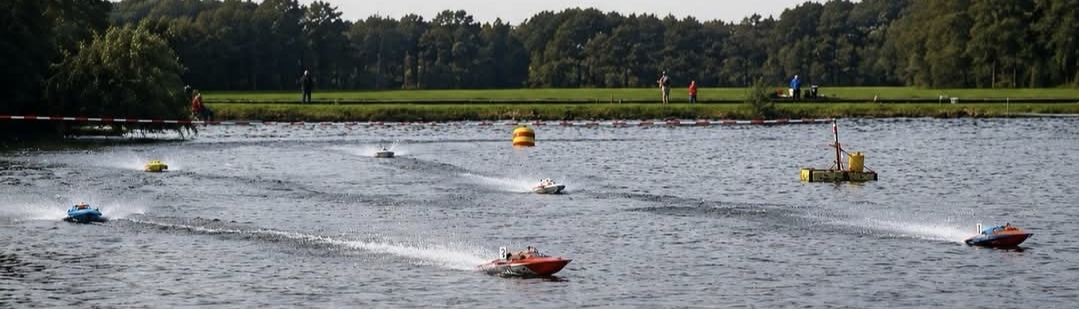 Snelle modelboten strijden om de winst bij Visvijvers De Berenkuil