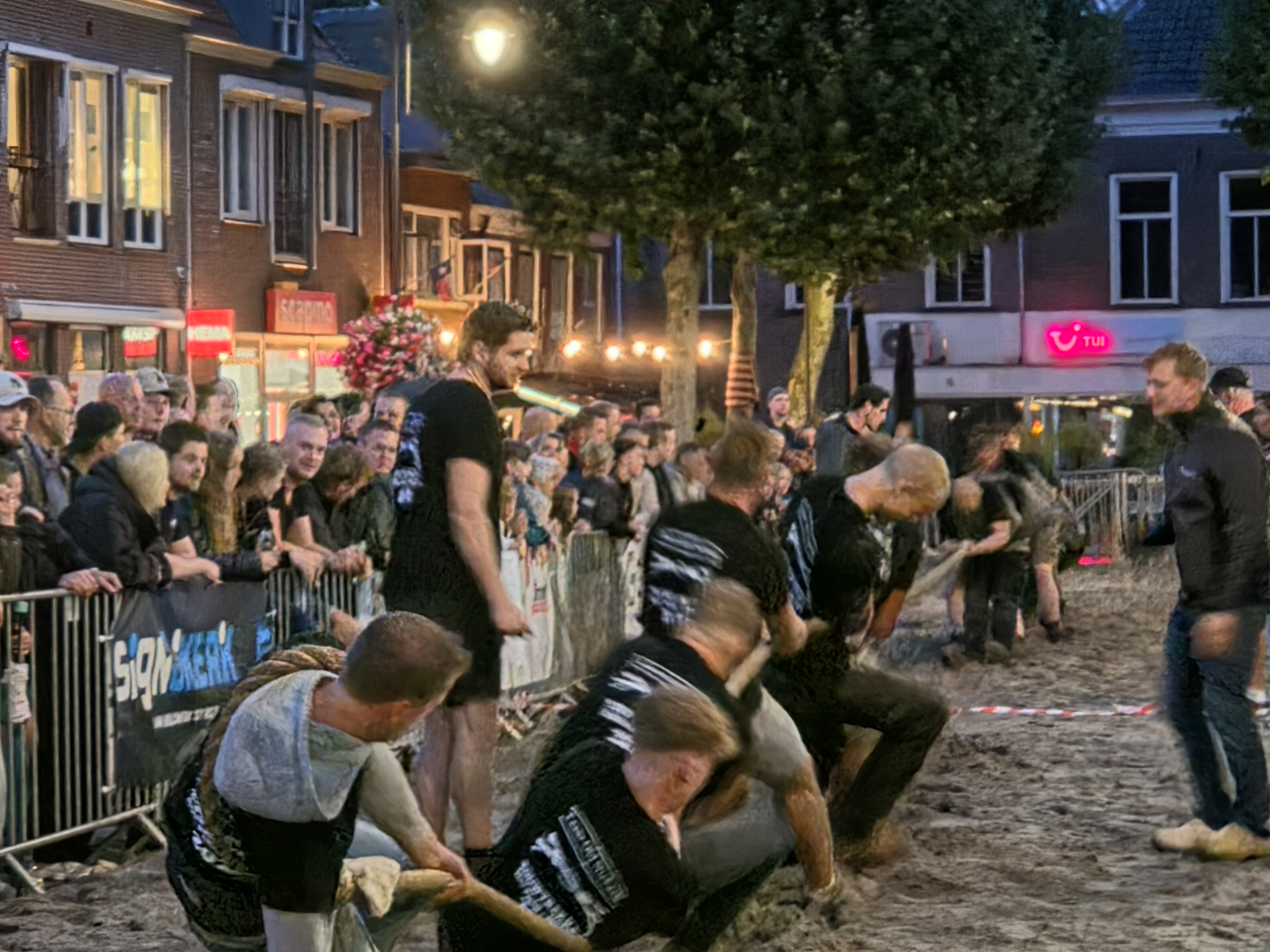 Touwtrekken en livemuziek op het Plein in Nijkerk