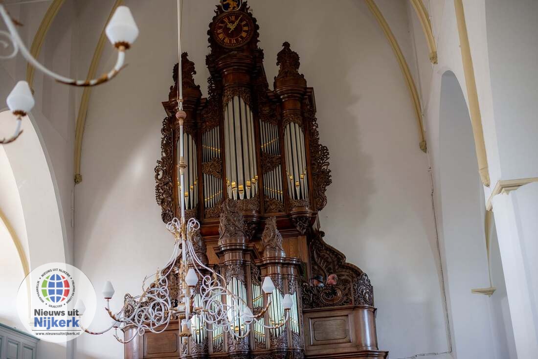 Zelf achter de klavieren van het Nijkerkse kerkorgel
