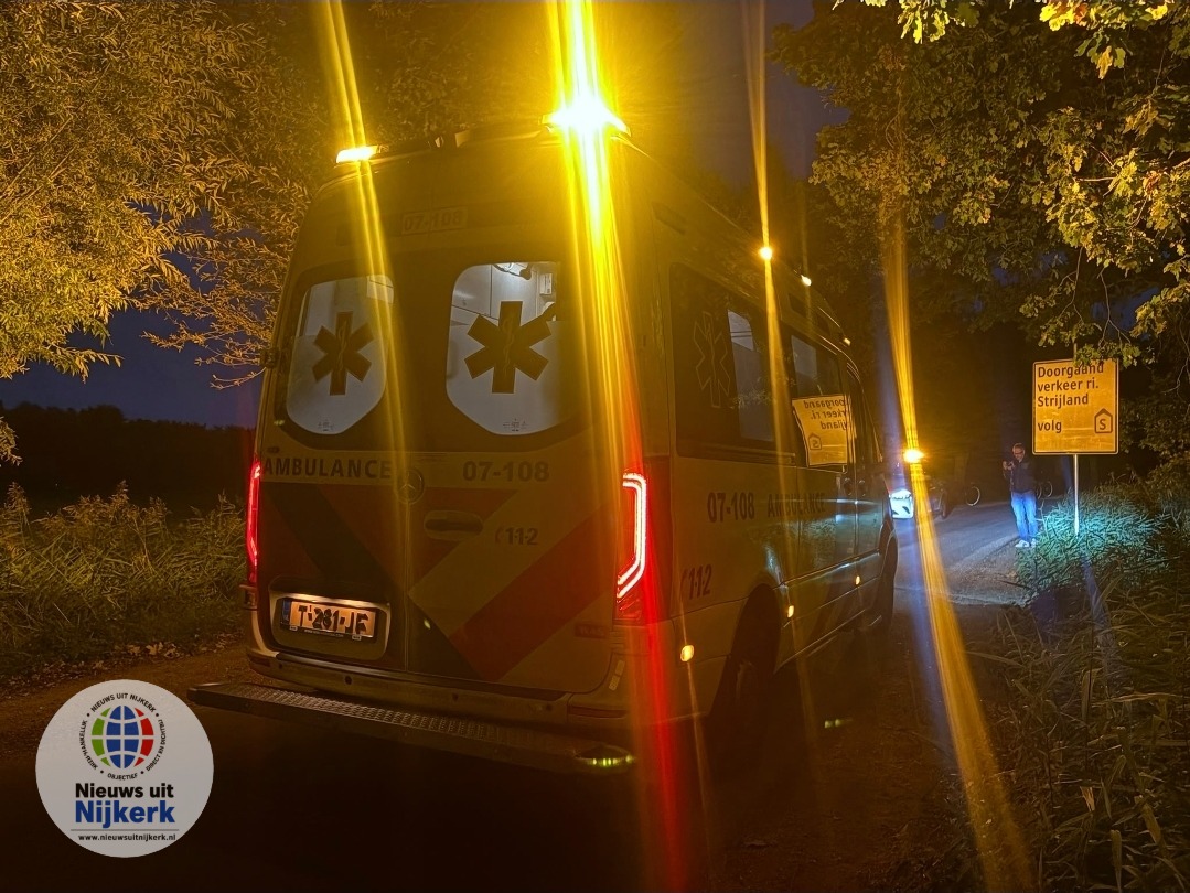 Auto botst tegen boom aan de Bloemendaalseweg in Nijkerk