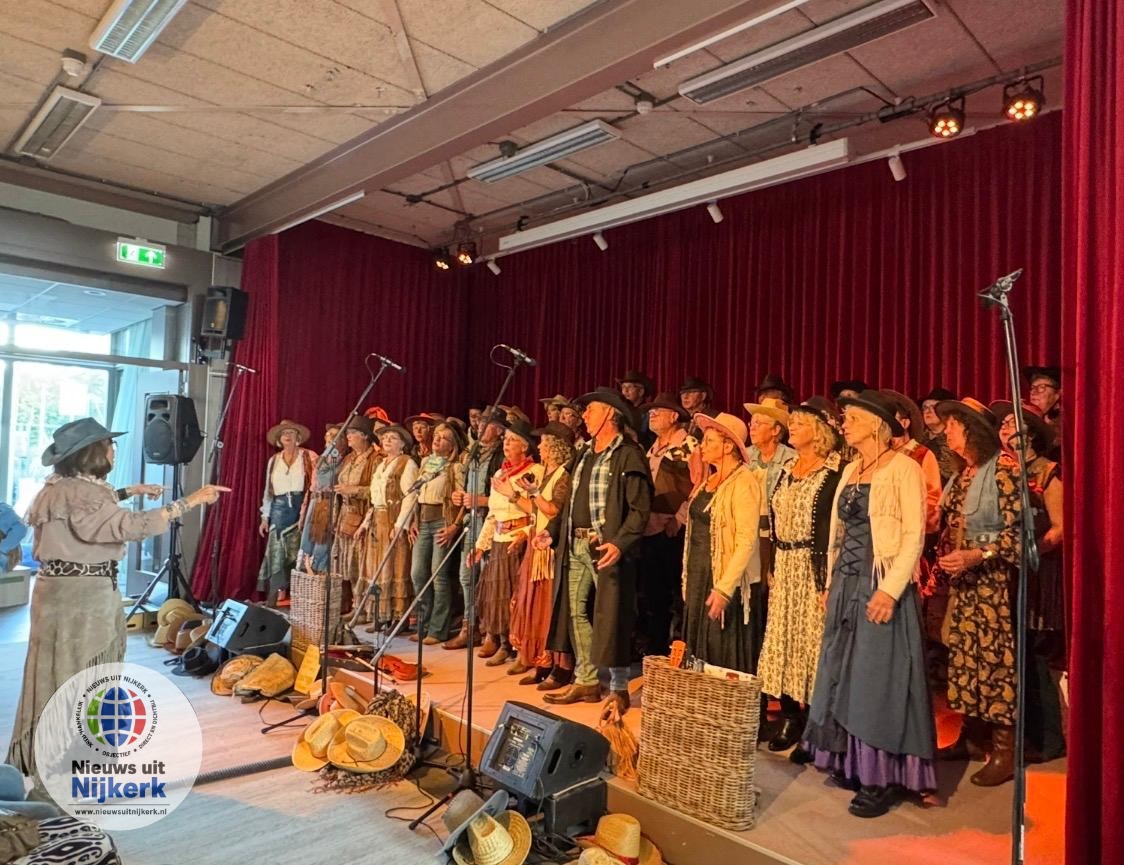 Optreden Spoorkoor uit Woudenberg in Bibliotheek Nijkerk druk bezocht