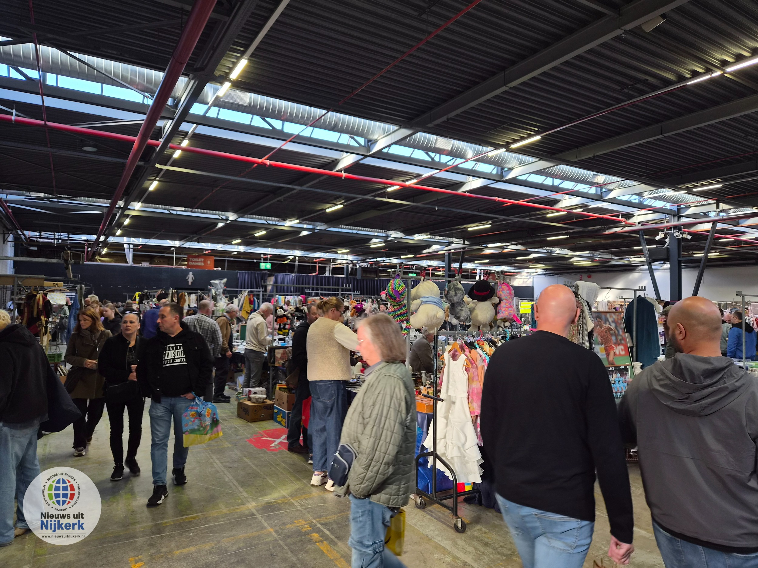 Gezellige drukte bij vlooienmarkt in loods Hart van Holland in Nijkerk