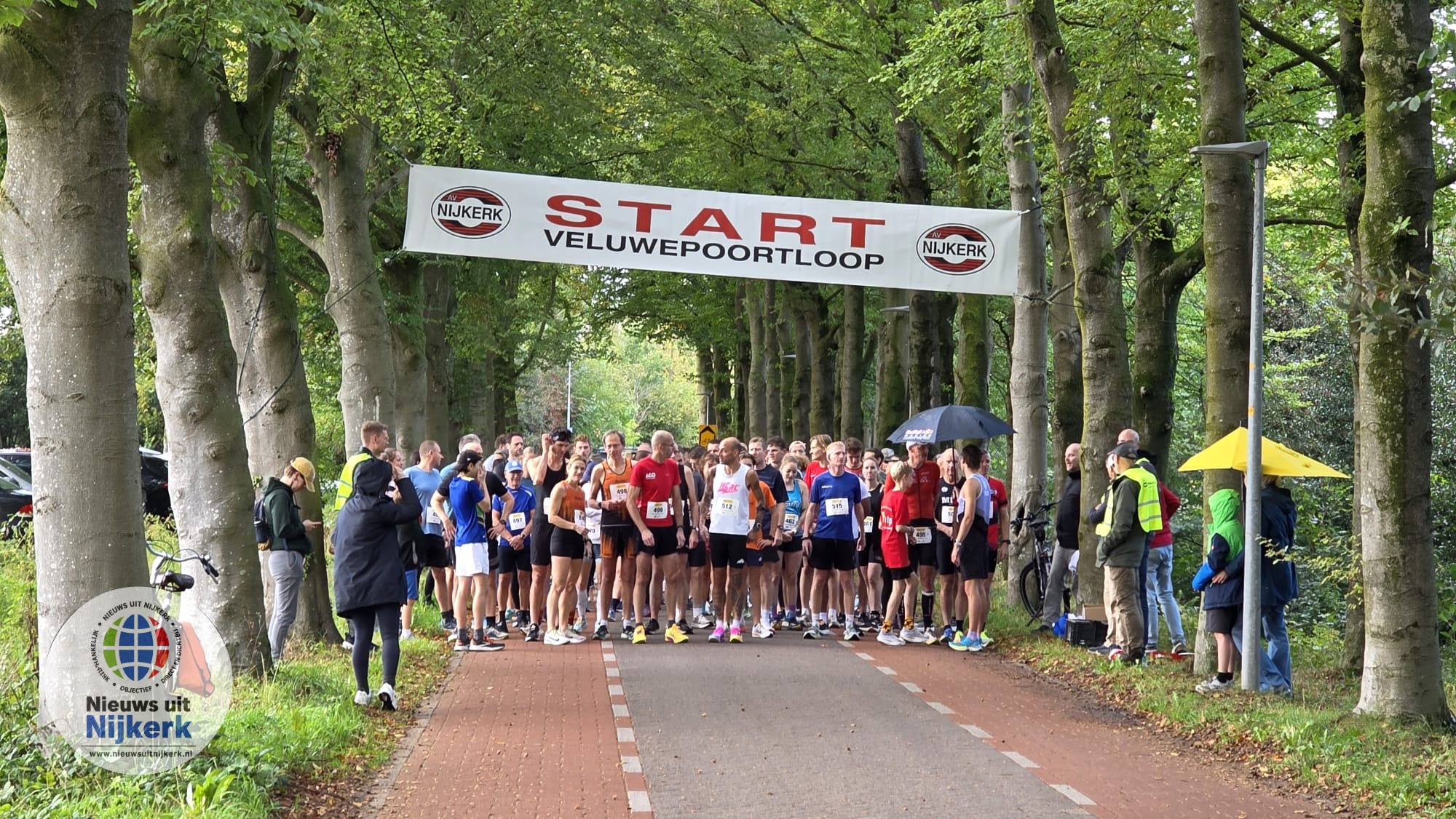 Hardlopers van start op de 5 kilometer tijdens Veluwe Poort Loop in Nijkerk