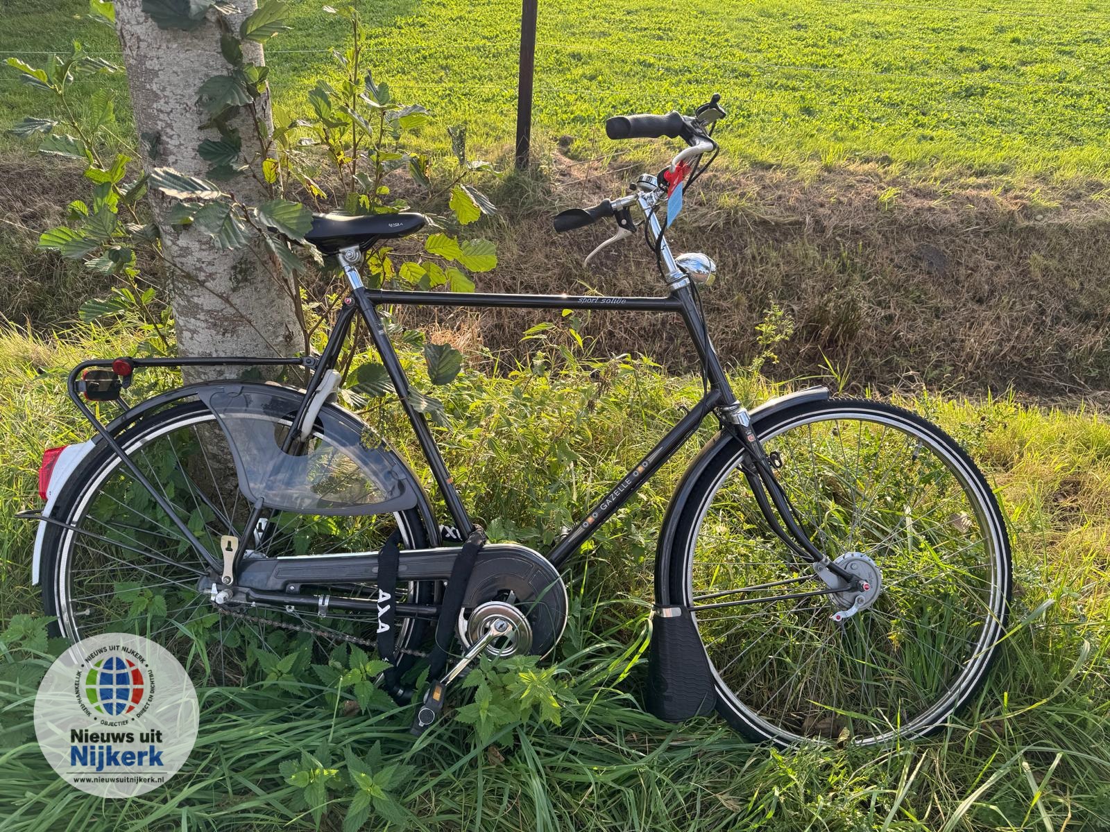 Van wie is deze fiets? Zwarte Gazelle staat al dagen langs Amersfoortseweg in Nijkerkerveen
