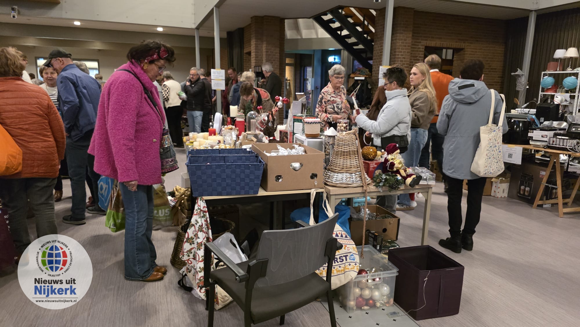 Gezellige drukte tijdens bazaar in de Kruiskerk
