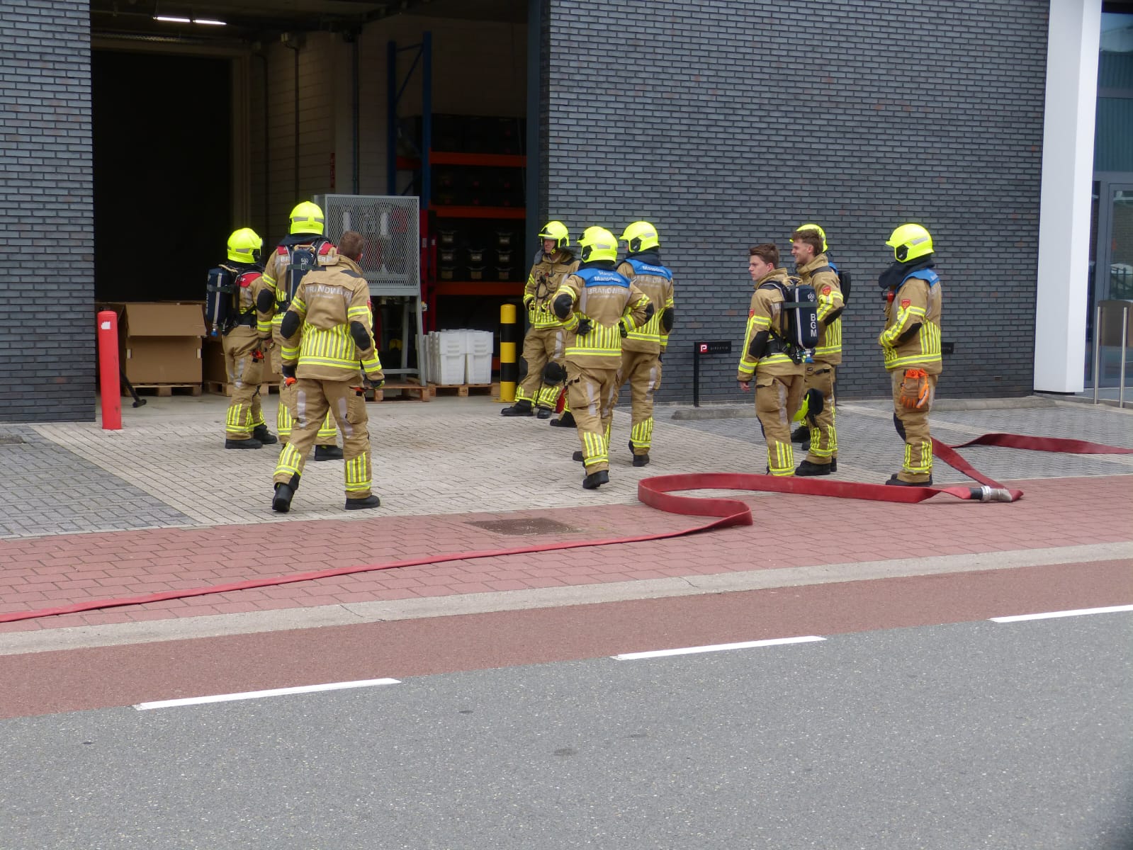 Machinebrand bij SELL Plastics aan de Gezellenstraat in Nijkerk snel onder controle