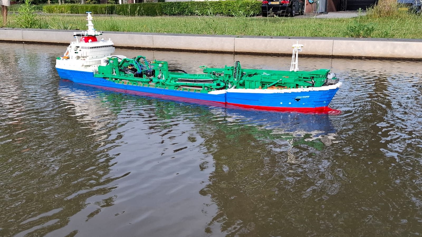 Vader en zoon bouwen indrukwekkende legoboot: ‘Project groeit uit tot bijzondere hobby’