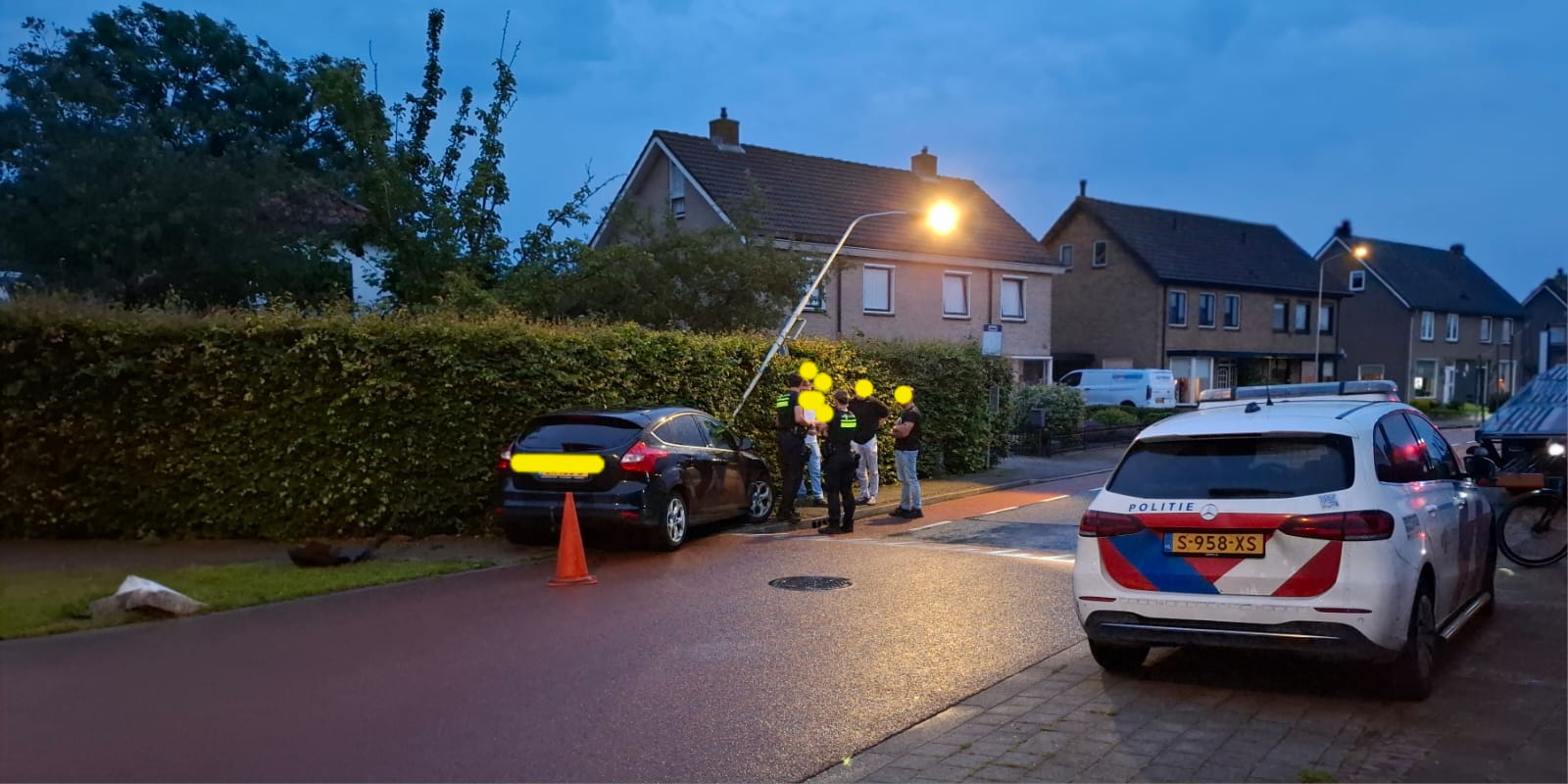 Auto vliegt uit bocht op Van Dijkhuizenstraat in Nijkerkerveen, bestuurder aanvankelijk spoorloos