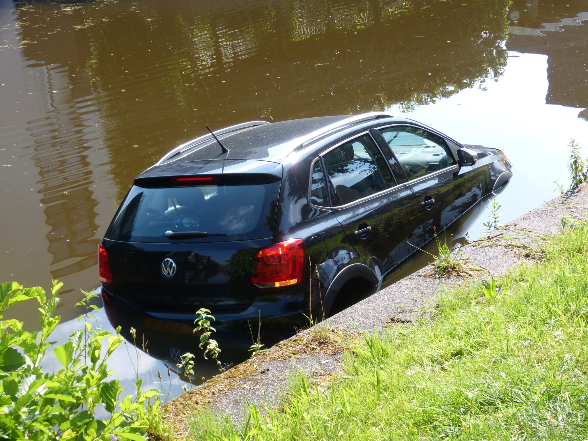 Voertuig te water aan muidenkade amersfoort vathorst, bestuurder komt zelf uit auto