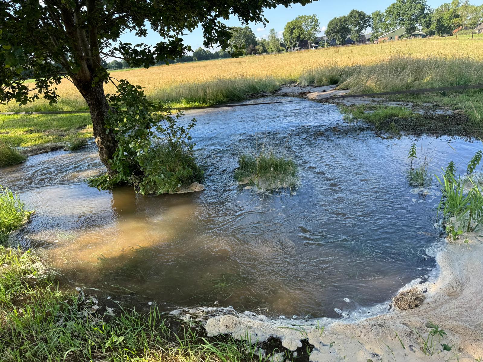 Waterleiding gesprongen aan de Slichtenhorsterweg in Nijkerk